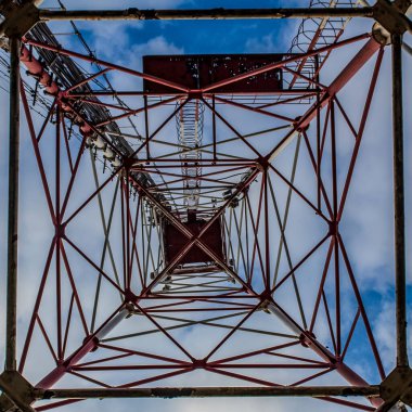 Arka plandaki eski kule.