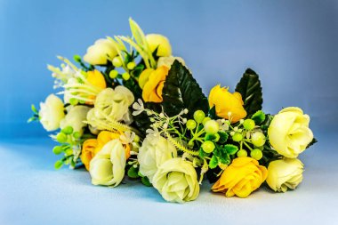 Gelinin arka planında düğün çiçekleri