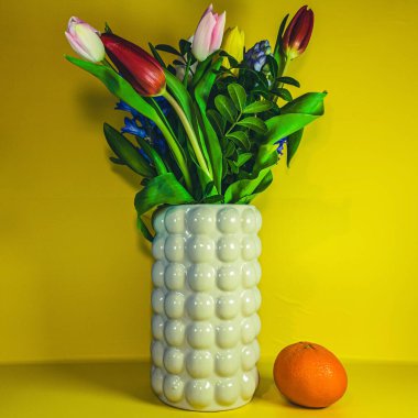 Beyaz laleli vazoda Paskalya yumurtası ve laleler