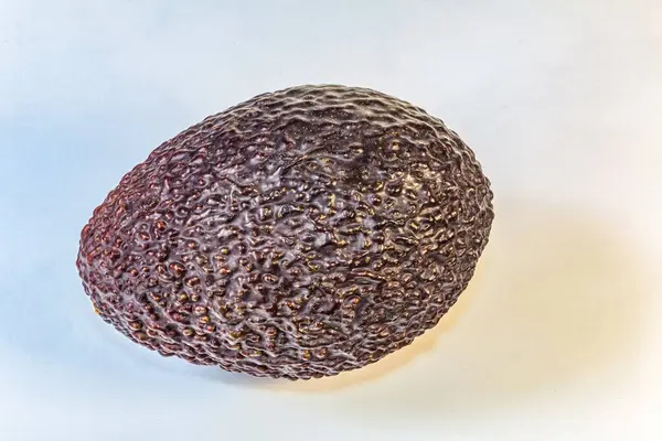 Beyaz arka planda izole edilmiş taze ve ekşi kırmızı kavun.