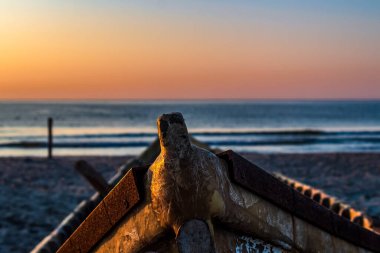 Sahilde gün doğumu