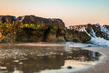 Kayaları ve mavi okyanusları olan güzel bir deniz manzarası.