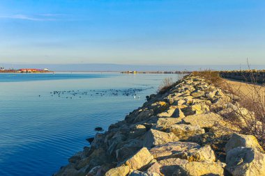 Deniz manzarası ve İsrail 'in kuzeyindeki Akdeniz adasının kıyıları.