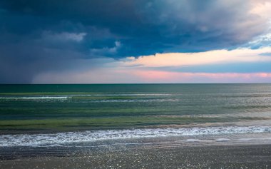 Denizde fırtına bulutları