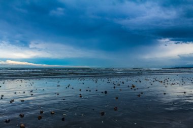 Denizde bulutlu dramatik bir gökyüzü