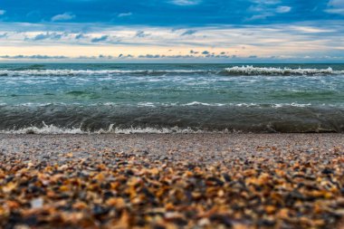 Dalgalı güzel deniz plajı