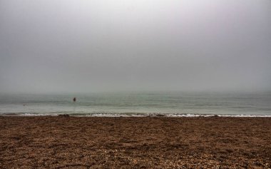 Deniz dalgaları ve kışın bulutlar