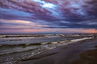 Sahilde güzel bir gün batımı