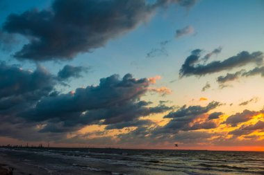 Denizin üzerinde güzel bir gün batımı