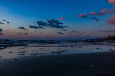 Kumsalda gün batımı Bulutlar, güzel deniz ve gökyüzü