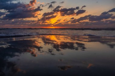 Baltık Denizi üzerinde gün batımı, güzel bir yaz manzarası.