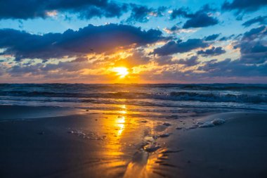 Baltık Denizi üzerinde güzel bir gün batımı.