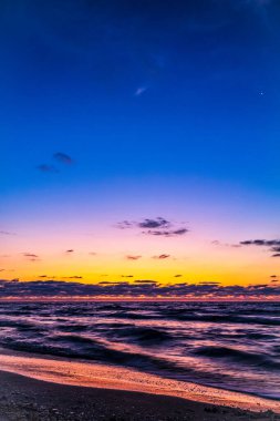 Denizin üzerinde güzel bir gün batımı