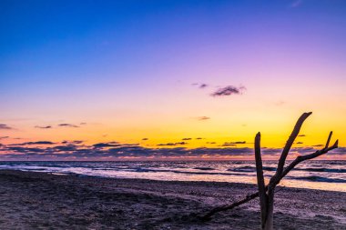 Sahilde güzel bir gün batımı