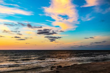 Denizin üzerinde güzel bir gün batımı