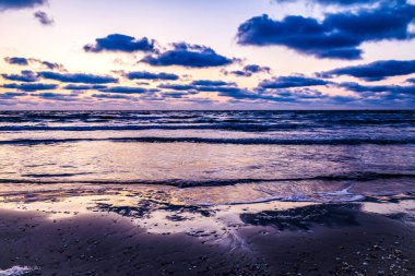 Denizin üzerinde güzel bir gün doğumu