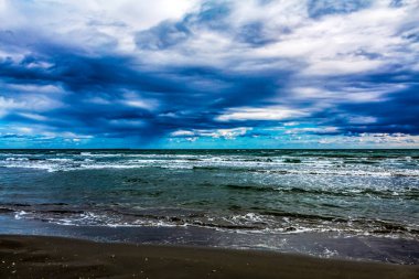 Bulutlu ve mavi gökyüzüyle güzel bir deniz manzarası