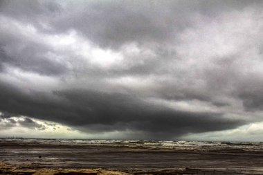 Bulutlar ile güzel deniz manzarası