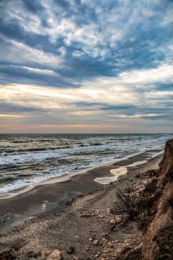 Denizin üzerinde güzel bir gün batımı