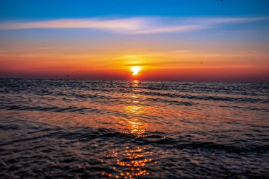 Denizin üzerinde güzel bir gün batımı