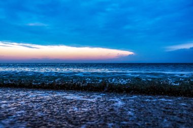 Denizin üzerinde dramatik gün batımı