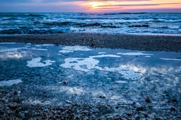 Denizde güzel bir gün batımı.