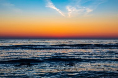 Denizin üzerinde gün batımı