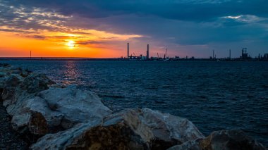 Denizin üzerinde gün batımı ve deniz feneri