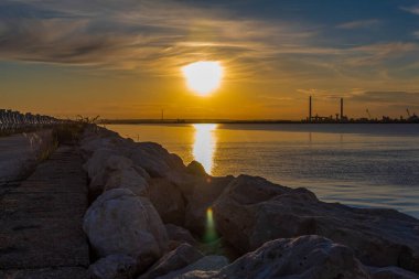 Denizin üzerinde güzel bir gün batımı