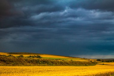 Yağmur üstüne dramatik gökyüzü