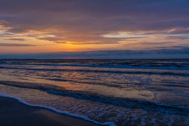 Baltık Denizi üzerinden günbatımı