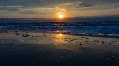 Baltık Denizi kıyısında gün batımı