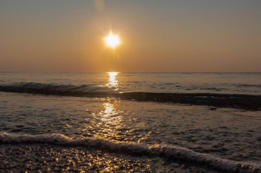 Sahilde güzel bir gün batımı