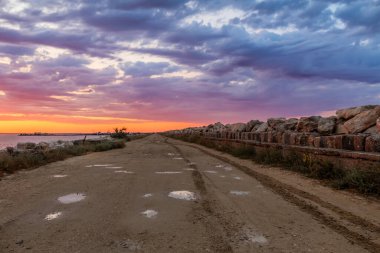 Denizin üzerinde güzel bir gün batımı