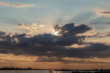 Denizin üzerinde gün batımı