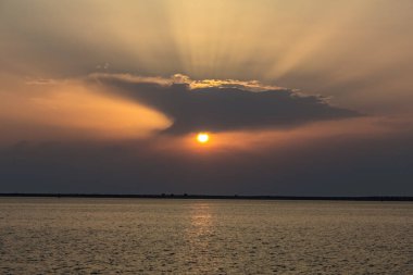 Güzel gün batımı gökyüzü ve bulutlar