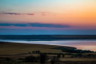 Denizin üzerinde güzel bir gün batımı