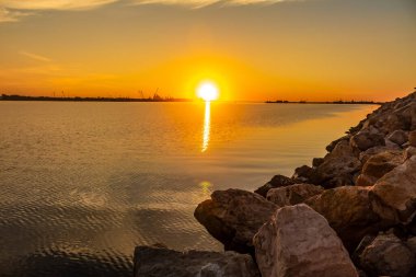 Nehrin üzerinde gün batımı