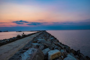 Denizin üzerinde gün batımı