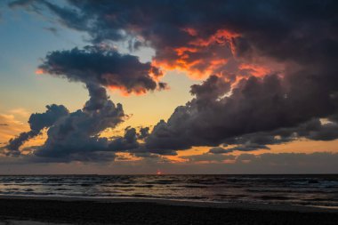 Denizin üzerinde gün batımı