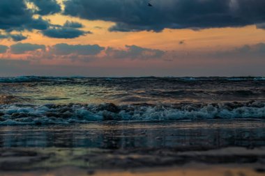 Denizin üzerinde güzel bir gün batımı