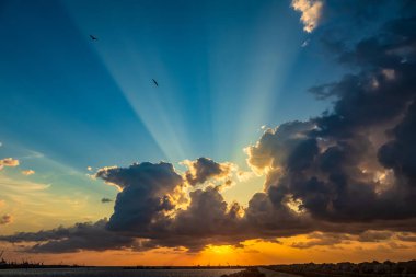 Denizin üzerinde güzel bir gün batımı