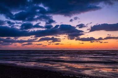 Denizin üzerinde güzel bir gün batımı