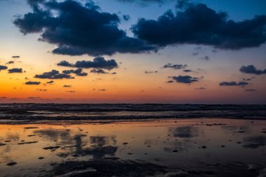 Sahilde gün batımı