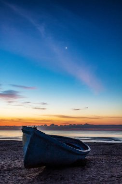 Denizin üzerinde güzel bir gün batımı