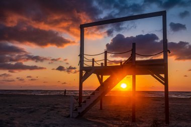 İsrail 'de Akdeniz sahillerinde gün batımı