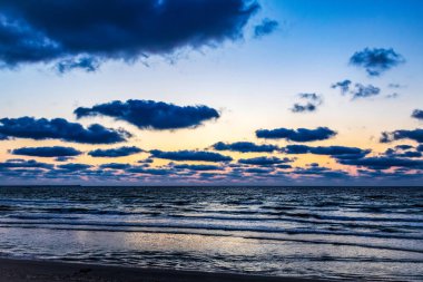 Denizin üzerinde gün batımı, bulutlu güzel gökyüzü. yaz zamanı