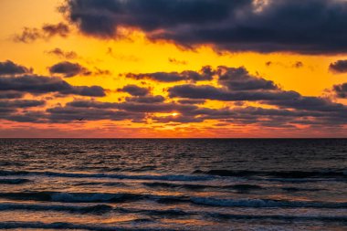 Denizin üzerinde güzel bir gün batımı