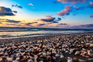 Denizin üzerinde güzel bir gün batımı