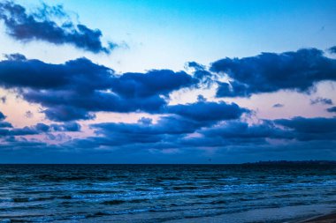 Gün batımında büyük dalgalı güzel bir deniz manzarası.